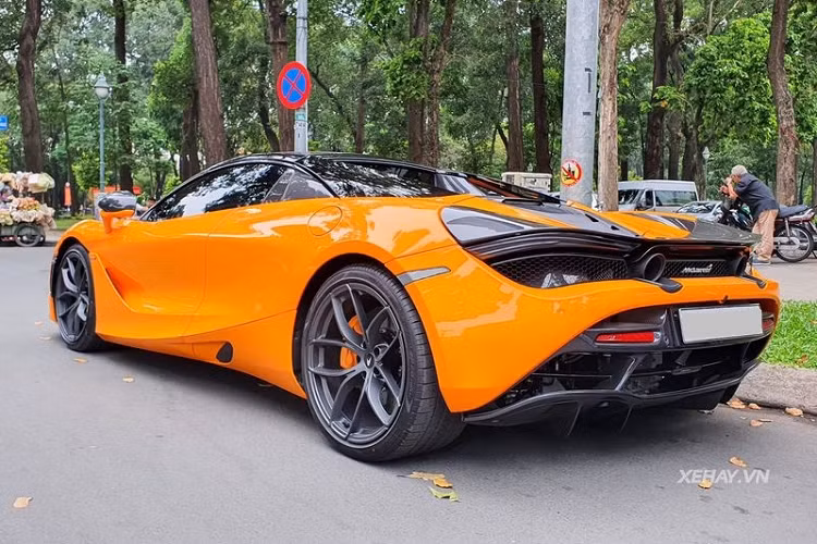 Theo chia sẻ của Di Băng, chồng cô đã tìm hiểu hơn nửa năm trước để tìm cách mang siêu xe này về Việt Nam làm quà tặng vợ nhân dịp ngày Phụ nữ Việt Nam 20/10.