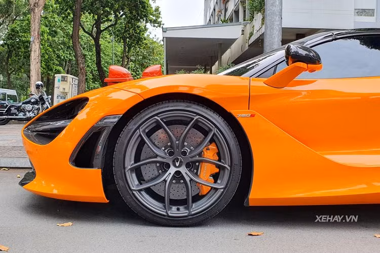 Cung cấp sức mạnh cho McLaren 720S Spider của Di Băng là khối động cơ xăng tăng áp kép V8 4.0 lít, tương tự như phiên bản Coupe, sản sinh công suất 710 mã lực và mô-men xoắn cực đại 769Nm. Sức mạnh được gửi tới các bánh xe thông qua hộp số tự động tuần tự 7 cấp giúp xe tăng tốc từ 0 - 100 km/h chỉ trong 2,9 giây.