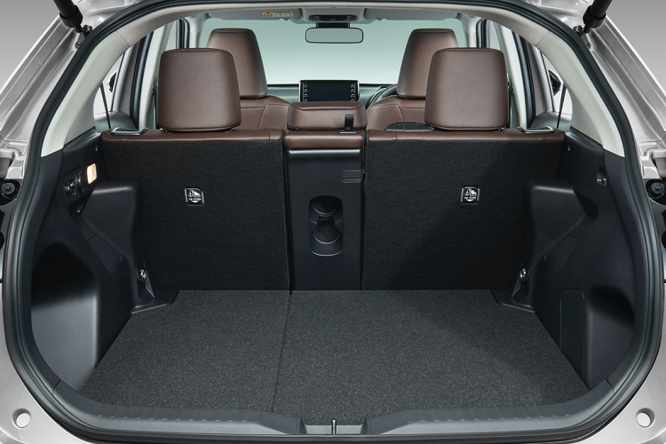 Toyota Yaris Cross được phát triển từ nền tảng TNGA-B của Yaris. Yaris Cross có kích thước 4.180 x 1.765 x 1.560 (mm), chiều dài cơ sở đạt 2.560 mm. Tổng thể, Yaris Cross có diện mạo hầm hố, thừa hưởng từ đàn anh RAV4. Yaris Cross có những đường nét vuông vức khắp thân xe