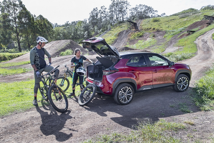 Các trang bị tiêu chuẩn trên Toyota Yaris Cross thế hệ mới gồm chìa khóa thông minh, điều hòa không khí tự động, hệ thống thông tin giải trí có thể kết nối điện thoại, camera lùi...