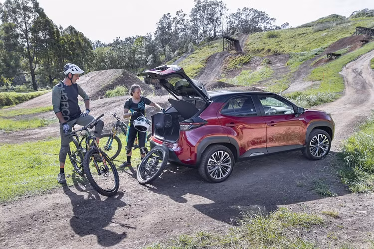 Các trang bị tiêu chuẩn trên Toyota Yaris Cross thế hệ mới gồm chìa khóa thông minh, điều hòa không khí tự động, hệ thống thông tin giải trí có thể kết nối điện thoại, camera lùi...