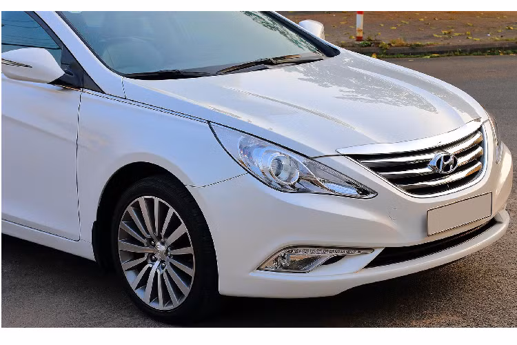 Hyundai Sonata đời cũ thế hệ thứ 6 nhập khẩu có mặt tại Việt Nam từ 7/2010, sau đó, phiên bản nâng cấp facelift được giới thiệu hồi tháng 05/2013 với mức giá tại thời điểm đó vào khoảng 1,049 tỷ đồng.