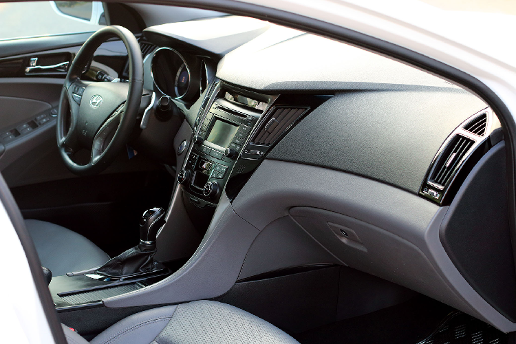 Hyundai Sonata 2013 sử dụng động cơ động cơ xăng 4cyl dung tích 2.0L (Nu) cho công suất cực đại 165 mã lực. Sức mạnh được truyền xuống cầu trước (FWD) thông qua hộp số tự động 6 cấp. Nhờ đó xe có khả năng tăng tốc từ 0-100 km/h trong 10,5 giây và mức tiêu hao nhiên liệu khoảng 7,9 lít/100 km.