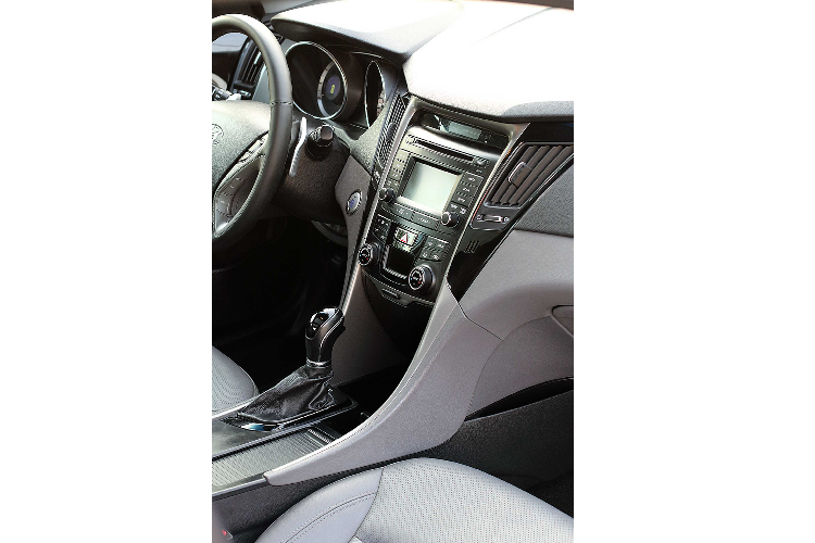 Tuy nhiên, dòng xe này khá kén khách dẫn đến Việt Hyundai Thành Công (tên gọi cũ của TC Motor) đã âm thầm ngừng nhập khẩu Sonata từ đầu 2018 cho đến nay.