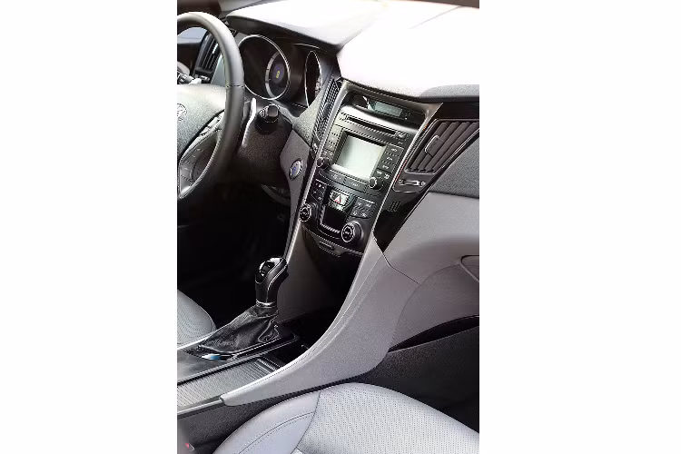 Tuy nhiên, dòng xe này khá kén khách dẫn đến Việt Hyundai Thành Công (tên gọi cũ của TC Motor) đã âm thầm ngừng nhập khẩu Sonata từ đầu 2018 cho đến nay.