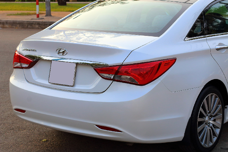 Vô lăng tích hợp lẫy chuyển số, cruise control (Ga tự động), cửa sổ trời toàn cảnh Panorama, bên cạnh nhiều tính năng tiện lợi như tự động Lock cửa thông minh, lock cửa trên tay nắm sử dụng smart-key,…