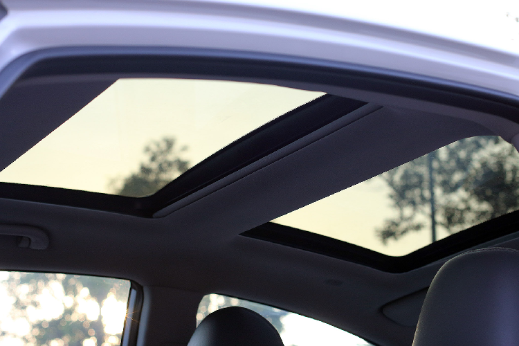 Không giống như thế hệ thứ 6, Sonata thế hệ thứ 7 bắt đầu được phân phối tại Việt Nam tại thời điểm tháng 10/2014, giá xe Hyundai Sonata được bán ra là 1,06 tỷ đồng.