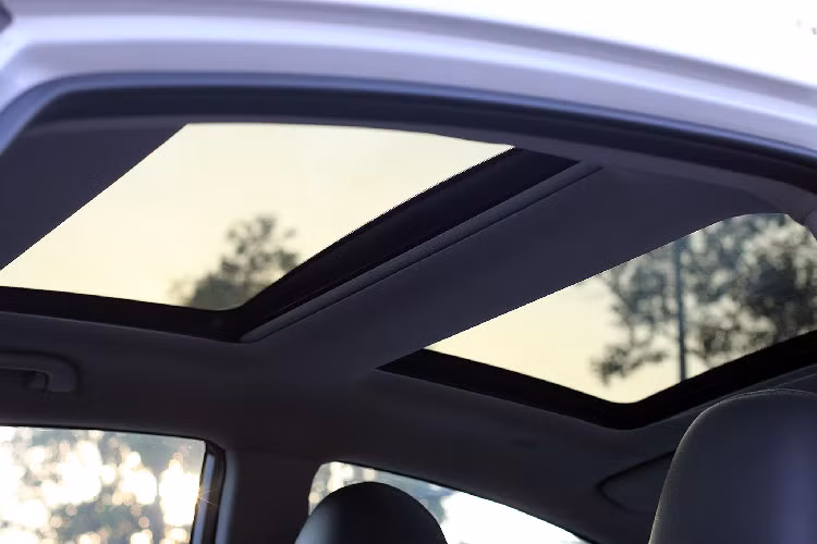 Không giống như thế hệ thứ 6, Sonata thế hệ thứ 7 bắt đầu được phân phối tại Việt Nam tại thời điểm tháng 10/2014, giá xe Hyundai Sonata được bán ra là 1,06 tỷ đồng.