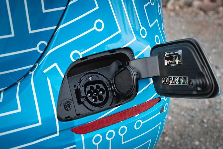 Tuy chưa công bố chi tiết đầy đủ về các tùy chọn hệ dẫn động nhưng Mercedes đã xác nhận về sự xuất hiện của không dưới 7 biến thể plug-in hybrid trong dòng sản phẩm E-Class, bao gồm các biến thể 4MATIC và wagon.