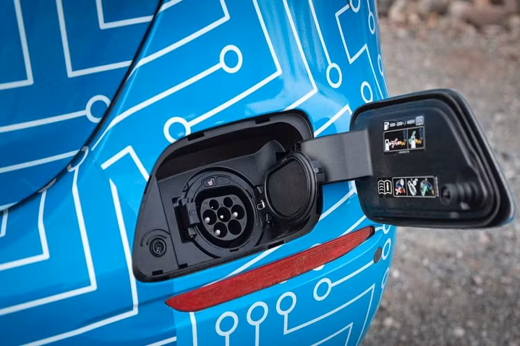 Tuy chưa công bố chi tiết đầy đủ về các tùy chọn hệ dẫn động nhưng Mercedes đã xác nhận về sự xuất hiện của không dưới 7 biến thể plug-in hybrid trong dòng sản phẩm E-Class, bao gồm các biến thể 4MATIC và wagon.