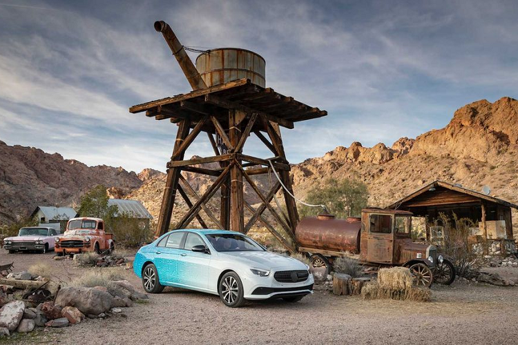 Các cập nhật cũng tiếp tục xuất hiện bên trong khoang cabin với cụm vô lăng mới và hệ thống MBUX là 2 điếm nhấn chính. Các cụm màn hình kỹ thuật số với thiết kế sang trọng tích hợp các chức năng Energizing khác nhau, chỉ báo chất lượng không khí và hệ thống Mercedes-Benz Urban Guard thông qua Mercedes Me.