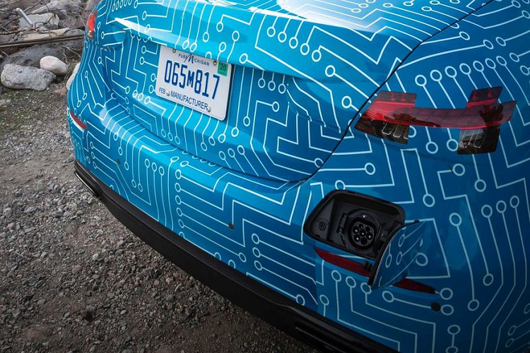 Hai động cơ mới cũng sẽ xuất hiện, bao gồm khối máy Mild Hybrid 4 xy-lanh 2.0 lít công suất 268 mã lực, đi kèm với 1 máy phát điện. Ngoài ra, động cơ thứ hai mang có tên gọi ‘M 256’ với dung tích 3.0 lít, 6 xy lanh thẳng hàng, sản sinh công suất 362 mã lực và cũng được tích hợp 1 mô-tơ điện.