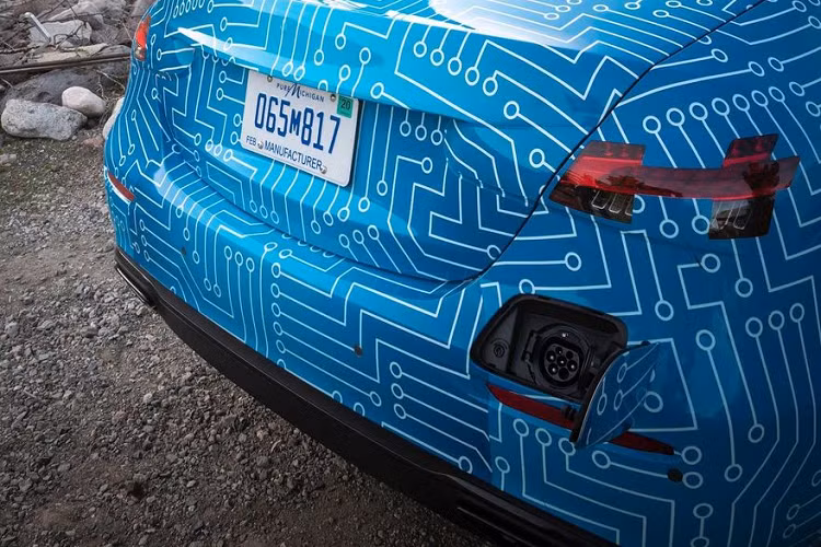 Hai động cơ mới cũng sẽ xuất hiện, bao gồm khối máy Mild Hybrid 4 xy-lanh 2.0 lít công suất 268 mã lực, đi kèm với 1 máy phát điện. Ngoài ra, động cơ thứ hai mang có tên gọi ‘M 256’ với dung tích 3.0 lít, 6 xy lanh thẳng hàng, sản sinh công suất 362 mã lực và cũng được tích hợp 1 mô-tơ điện.