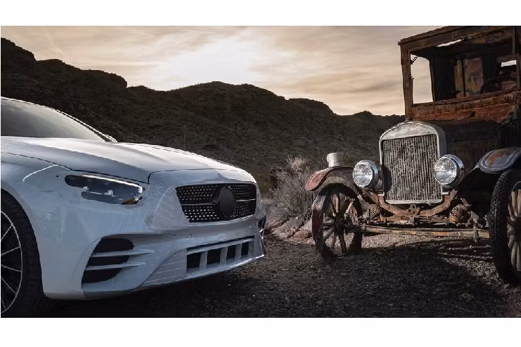 Dự kiến hạ cánh tại các showroom châu Âu vào cuối mùa hè này, Mercedes-Benz E-Class 2020 mới dường như không có nhiều điều chỉnh kiểu dáng từ trong ra ngoài, nhưng lại mang tới sự khác biệt từ nhiều yếu tố công nghệ và các loại tùy chọn Hybrid. Tuy nhiên, hãng xe “ngôi sao 3 cánh” hiện vẫn khá kín tiếng về việc này.