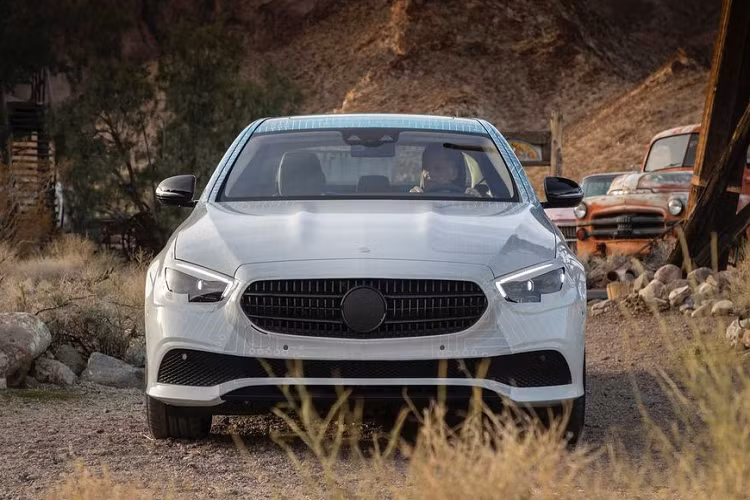 Đó là bởi vì Mercedes hiện chưa chính thức ra mắt mẫu E-Class thế hệ cập nhật. Thay vào đó, hãng xe Đức chỉ mới tung những bức hình giới thiệu, trong đó hé lộ một phần bản thử nghiệm tuy nhiên xe đã được ngụy trang kín kẽ khi xuất hiện tại Las Vegas.