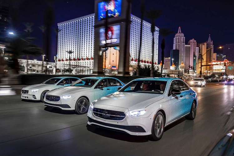 Theo đó, phiên bản E-Class facelift dự kiến xuất hiện với những thay đổi nhỏ trên mặt trước và sau trong khi các model AMG dường như sẽ sở hữu bộ cản trước mượt mà hơn. Cuối cùng, cụm lưới tản nhiệt Panamericana có thể vẫn sẽ xuất hiện.