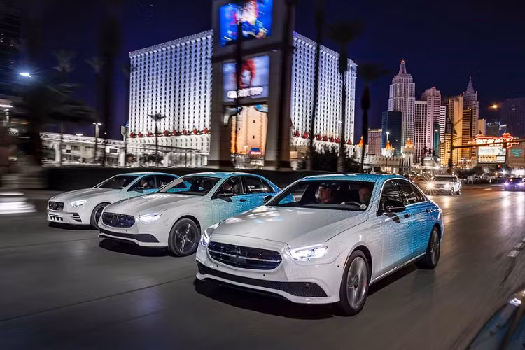 Theo đó, phiên bản E-Class facelift dự kiến xuất hiện với những thay đổi nhỏ trên mặt trước và sau trong khi các model AMG dường như sẽ sở hữu bộ cản trước mượt mà hơn. Cuối cùng, cụm lưới tản nhiệt Panamericana có thể vẫn sẽ xuất hiện.