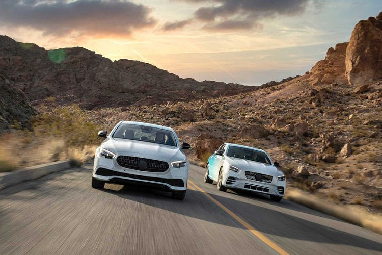 Chưa hết, Hệ thống lái Thông minh cũng sẽ được tích hợp trên E-Class mới với các hệ thống chủ động khi đánh lái, phanh và xử lý mọi tình huống, từ tắc đường cho tới nhiều trường hợp khẩn cấp.