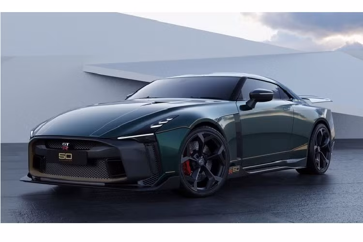 Tất nhiên, sẽ là khập khiễng khi nhắc tới sự chênh lệch về giá bán bởi lẽ GT-R50 đặc biệt hơn rất nhiều nếu xét về sự độc đáo trong nội – ngoại thất. Đáng chú ý hơn, model này được tạo ra để kỷ niệm 50 năm ngày ra mắt của sản phẩm GT-R vào 2019 và 50 năm thành lập Italdesign vào 2018.
