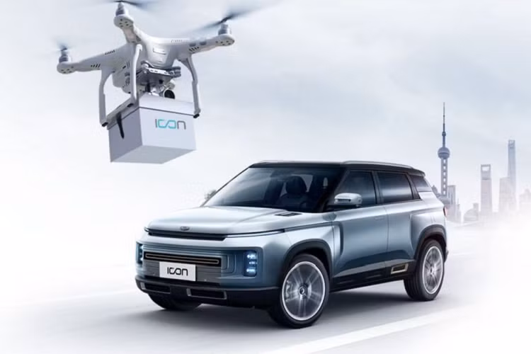 Với hệ thống giao xe ôtô Geely, bên cạnh việc chọn lựa trang bị/tùy chọn, các hình thức thanh toán hay bảo hiểm xe hơi, khách hàng mua ô tô tại Trung Quốc còn có thể chọn dịch vụ giao xe tận nhà. Đây được coi là bước đột phá sáng tạo của nhà sản xuất ô tô đến từ Hàng Châu, Trung Quốc trong việc bình ổn doanh số bán hàng trong hoàn cảnh khó khăn do ảnh hưởng của dịch virus corona.