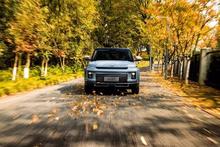 Cũng nằm trong nỗ lực chống dịch Covid-19, hồi tháng trước, Geely đã đầu tư 370 triệu Nhân dân tệ (tương đương hơn 1 200 tỷ VNĐ) để phát triển những phương tiện “khỏe mạnh và thông minh”, thiết kế những khoang cabin sạch khuẩn đồng thời sử dụng các chất liệu kháng khuẩn tự nhiên. Lô hàng đầu tiên đã xuất xưởng hồi cuối tháng trước với các màng lọc vi khuẩn, như chiếc Geely Icon dưới đây.