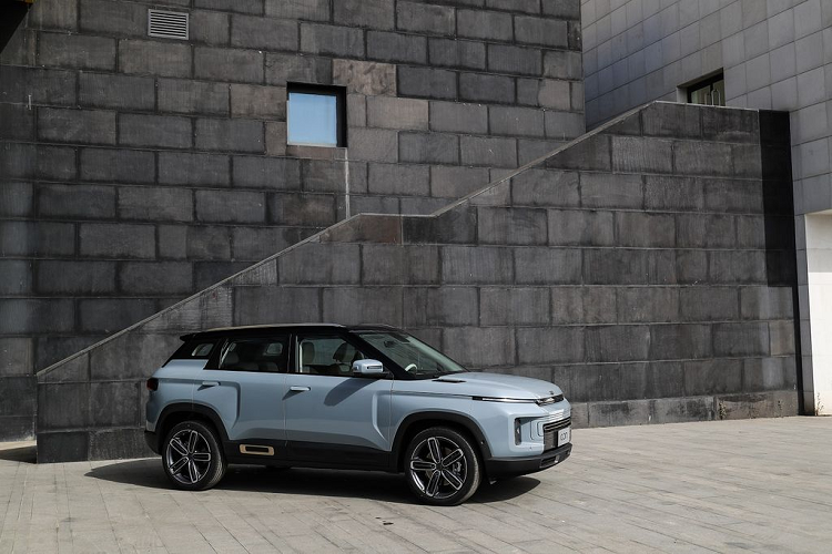 Quay lại với nền tảng bán hàng online, từ khi ra mắt vào tháng 2, hãng xe Trung Quốc hiện đã nhận được hơn 10.000 lượt đặt hàng và hơn 110.000 người đăng ký tìm hiểu sản phẩm. Hiện tại, tất cả các đơn hàng đang trong quá trình vận chuyển tới khối đại lý địa phương, sau đó bắt đầu giao xe tới tận nhà cho từng khách hàng.