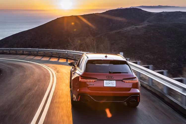 Điểm nhấn của Audi RS6 Avant 2021 mới là khối động cơ V8 tăng áp kép dung tích 4.0 lít, có khả năng sản sinh công suất cực đại 591 mã lực (600 PS) nhờ đạt mô-men xoắn cực đại 800 Nm, kết hợp cùng hộp số tự động Tiptronic 8 cấp cho phép xe tăng tốc 0 – 100 km/h chỉ trong 3,6 giây trước khi chạm ngưỡng tốc độ tối đa được giới hạn điện tử ở mức 255 km/h.