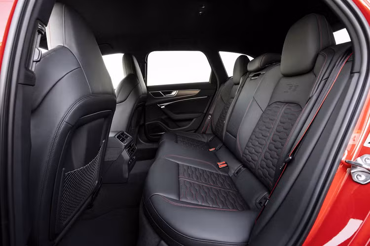 Bên trong khoang nội thất, ngoài khu vực Virtual Cockpit quen thuộc, RS6 Avant 2021 còn sở hữu bộ ghế bọc da Valcona có họa tiết tổ ong, cùng các hệ thống hỗ trợ đặc trưng của dòng RS gồm đồng hồ đo lực G, đồng hồ nhiệt độ chi tiết, mô-men xoắn, thông tin tăng áp cùng áp suất bộ tăng áp…