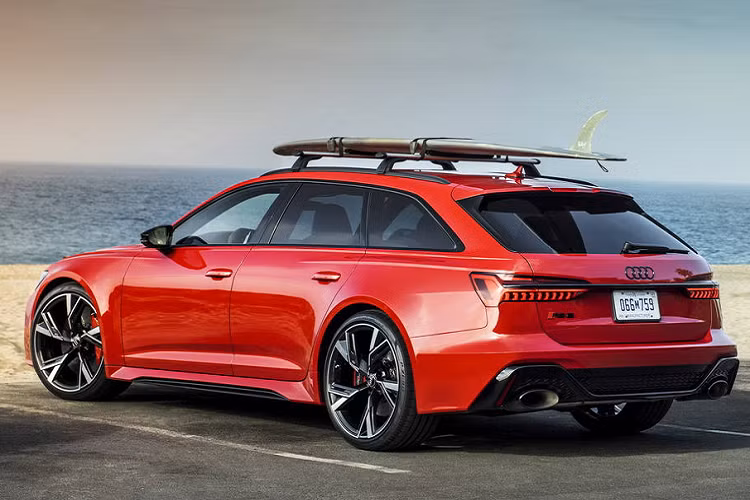 Do là xe wagon nên RS6 Avant 2021 có không gian cốp xe rất rộng rãi lên tới 565 lít, thậm chí tăng được lên 1.680 lít khi gập hoàn toàn hàng ghế thứ 2 xuống.