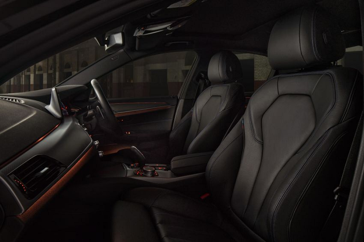 Các trang bị nổi bật trên xe có thể kể đến như hàng ghế trước chỉnh điện với chức năng nhớ 2 vị trí ở ghế lái, điều hòa 2 vùng, cửa sổ trời...