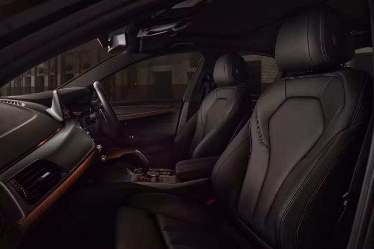 Các trang bị nổi bật trên xe có thể kể đến như hàng ghế trước chỉnh điện với chức năng nhớ 2 vị trí ở ghế lái, điều hòa 2 vùng, cửa sổ trời...