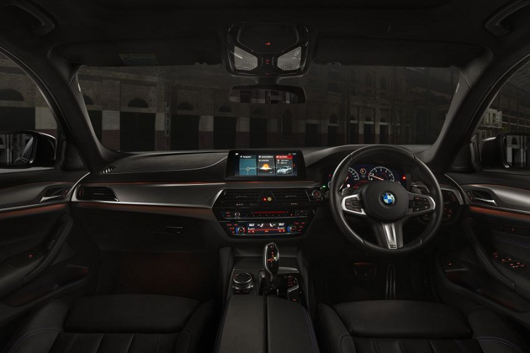 Nội thất của 530i M Sport Dark Shadow Edition có 2 tùy chọn trang trí, sử dụng chất liệu da Dakota màu đen kết hợp với chỉ khâu màu xanh hoặc da màu nâu với chỉ khâu màu đen. Trang bị bên trong xe giống hoàn toàn 530i M Sport tiêu chuẩn.