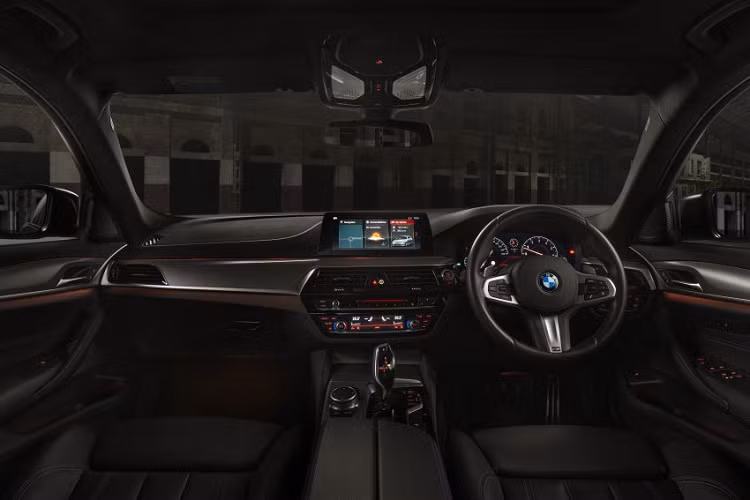 Nội thất của 530i M Sport Dark Shadow Edition có 2 tùy chọn trang trí, sử dụng chất liệu da Dakota màu đen kết hợp với chỉ khâu màu xanh hoặc da màu nâu với chỉ khâu màu đen. Trang bị bên trong xe giống hoàn toàn 530i M Sport tiêu chuẩn.