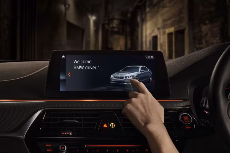 Hệ thống giải trí sử dụng màn hình cảm ứng 10,25 inch với chức năng điều khiển bằng cử chỉ. Xe được trang bị dàn âm thanh Harman Kardon 16 loa có công suất 600W.