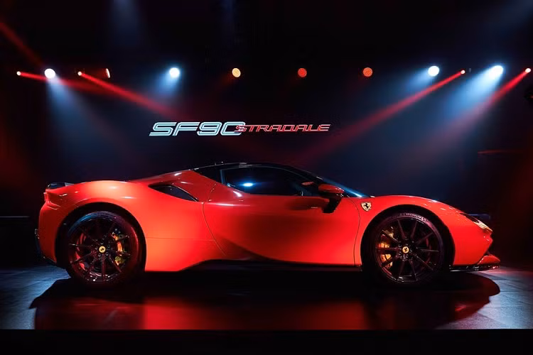 Trong khi siêu phẩm hybrid Ferrari SF90 Stradale vẫn đang chờ ngày đẹp để về Việt Nam thì giới nhà giàu cũng như mê xe ở Thái Lan sẽ sớm được gặp mặt chiếc Ferrari SF90 Stradale qua trạng thái trực tuyến.