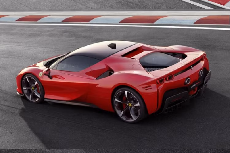 Chế độ Performance sẽ giúp Ferrari SF90 Stradale ưu tiên sử dụng động cơ V8 và cuối cùng là Qualify cho phép xe chạy hết tốc độ, ưu tiên hiệu suất vận hành hơn là việc sạc pin. Ở chế độ Qualify còn giúp mô-tơ điện của Ferrari SF90 Stradale sản sinh công suất tối đa. Giá xe Ferrari SF90 Stradale tại Thái Lan hiện chưa được công bố chính thức.