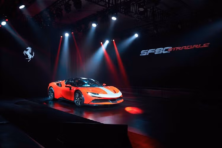 Ngoài ra, Ferrari SF90 Stradale còn được trang bị nút cảm ứng mới để người lái dễ dàng chỉnh những tính năng hay dùng như điều hòa. Vô lăng của Ferrari SF90 Stradale tích hợp nút eManettino để người lái chọn 4 chế độ vận hành mới, bao gồm eDrive cho phép xe chạy yên lặng trong nội thành, Hybrid mặc định sẽ tối ưu hóa khả năng tiết kiệm xăng của động cơ.