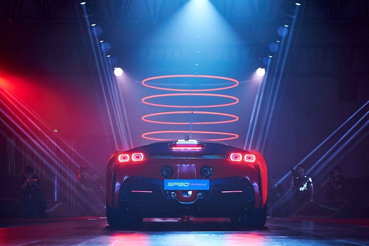 Bước vào bên trong khoang lái của Ferrari SF90 Stradale, người lái được chào đón bằng không gian nội thất mang phong cách tương lai. Lấy cảm hứng thiết kế từ khoang lái của máy bay, nội thất bên trong Ferrari SF90 Stradale đi kèm bảng đồng hồ kỹ thuật số 16 inch khổng lồ. Trong đó, đồng hồ đo vòng tua máy được đặt nằm giữa, hai bên là màn hình định vị và thông tin giải trí.