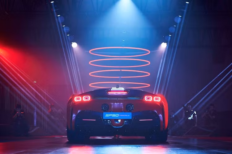 Bước vào bên trong khoang lái của Ferrari SF90 Stradale, người lái được chào đón bằng không gian nội thất mang phong cách tương lai. Lấy cảm hứng thiết kế từ khoang lái của máy bay, nội thất bên trong Ferrari SF90 Stradale đi kèm bảng đồng hồ kỹ thuật số 16 inch khổng lồ. Trong đó, đồng hồ đo vòng tua máy được đặt nằm giữa, hai bên là màn hình định vị và thông tin giải trí.