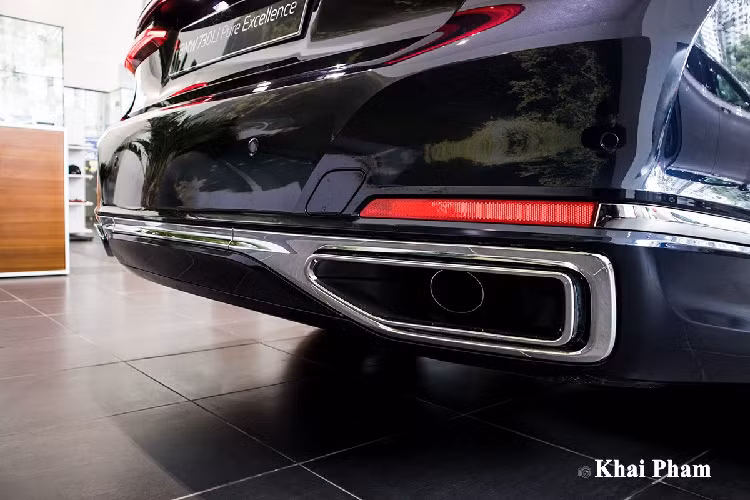 BMW 730Li Pure Excellence 2020 tiếp tục duy trì thiết kế lưới tản nhiệt quen thuộc của thương hiệu xe sang Đức nhưng được mở rộng hơn 40% so với trước. Phần cản trước của mẫu xe này được thiết kế góc cạnh với việc điểm xuyết chi tiết mạ crom giúp chiếc xe sang trọng hơn. Đặc biệt, ở bản nâng cấp, xe sử dụng đèn chiếu sáng công nghệ Laserlight với tầm chiếu xa tối đa lên tới 560 m với điểm nhấn màu xanh bắt mắt.