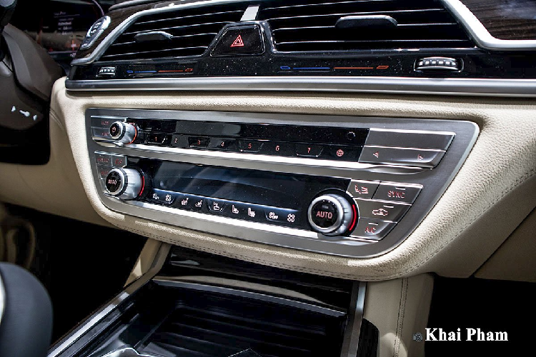 Mẫu sedan hạng sang của hãng xe Đức sử dụng cặp đèn hậu vắt từ thân sang phần đuôi đầy ấn tượng với công nghệ LED cùng dải crom giúp BMW 730Li Pure Excellence 2020 liền mạch hơn. Không chỉ vậy, chất liệu crom tiếp tục được sử dụng ở phần cản sau xe kết hợp cùng ống xả đôi mang đến diện mạo cân đối cho 730Li khi nhìn từ phía sau.