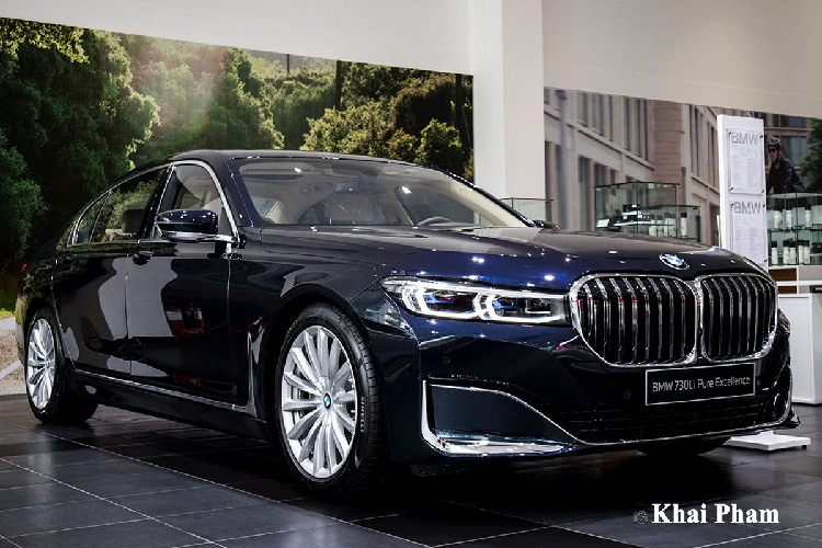 BMW 730Li Pure Excellence 2020 sử dụng ghế da Nappa Exclusive sáng màu giúp khoang cabin thoáng đãng hơn. Hai hàng ghế trên xe đều có khả năng chỉnh điện đa hướng, hàng ghế đầu có trang bị tính năng nhớ 2 vị trí. Bệ tỳ tay trung tâm tích hợp khả năng điều chỉnh hàng ghế sau vẫn là nét đặc trưng của dòng 7-Series.