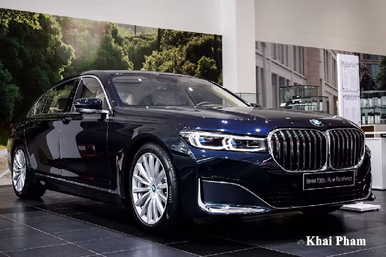 BMW 730Li Pure Excellence 2020 sử dụng ghế da Nappa Exclusive sáng màu giúp khoang cabin thoáng đãng hơn. Hai hàng ghế trên xe đều có khả năng chỉnh điện đa hướng, hàng ghế đầu có trang bị tính năng nhớ 2 vị trí. Bệ tỳ tay trung tâm tích hợp khả năng điều chỉnh hàng ghế sau vẫn là nét đặc trưng của dòng 7-Series.