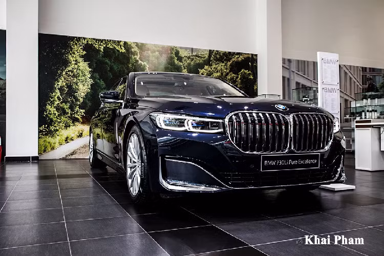Thaco vừa qua đã giới thiệu tới 10 mẫu xe BMW mới tại Việt Nam nhằm cạnh tranh với đối thủ truyền kiếp là Mercedes-Benz. Đây là lời đáp trả mạnh mẽ của đơn vị phân phối thương hiệu xe sang BMW tại nước ta, cuộc chiến về mẫu mã và giá cả ngày càng trở nên nóng bỏng hơn giúp người dùng được hưởng lợi.