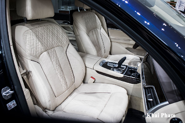 Bên sườn BMW 730Li sử dụng mâm hợp kim đa chấu kích thước 19 inch tương tự bản M Sport, tay nắm cửa xe có tích hợp cảm biến cùng hệ thống chìa khoá thông minh. Nhằm đảm bảo sự an toàn cho người dùng, thương hiệu xe sang Đức còn bổ sung camera trên gương chiếu hậu kết hợp dải đèn xi-nhan dạng LED giúp gia tăng khả năng nhận diện cho các phương tiện.