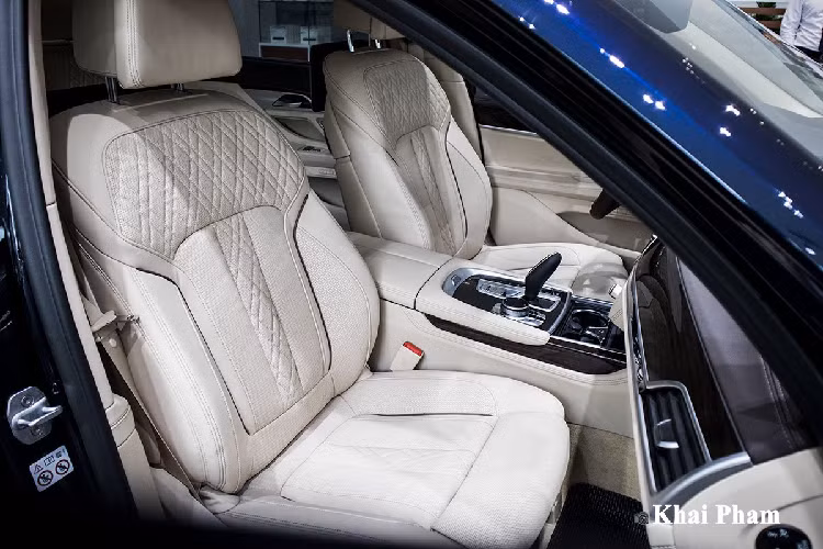 Bên sườn BMW 730Li sử dụng mâm hợp kim đa chấu kích thước 19 inch tương tự bản M Sport, tay nắm cửa xe có tích hợp cảm biến cùng hệ thống chìa khoá thông minh. Nhằm đảm bảo sự an toàn cho người dùng, thương hiệu xe sang Đức còn bổ sung camera trên gương chiếu hậu kết hợp dải đèn xi-nhan dạng LED giúp gia tăng khả năng nhận diện cho các phương tiện.