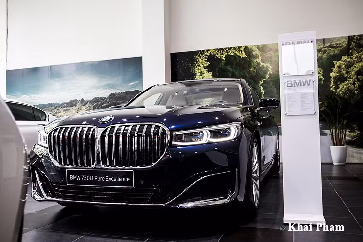 Trong các dòng xe mới ra mắt, BMW 7-Series 2020 được đánh giá cao bởi những nâng cấp chất lượng, thêm lựa chọn cho khách hàng Việt để cạnh tranh cùng Mercedes-Benz S-Class hay Lexus LS. Ở phiên bản nâng cấp dành cho năm 2020, giá xe BMW 7-Series 2020 chính hãng từ 4,369-6,289 tỷ đồng tướng đương với 3 phiên bản.