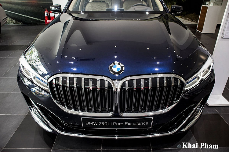 Trong số này, BMW 730Li Pure Excellence 2020 là phiên bản tầm trung của dòng sedan hạng sang cỡ lớn đến từ Đức. So với bản M Sport tiêu chuẩn, BMW 730Li hiện đại hơn với nhiều trang bị tiên tiến và sở hữu ngoại thất mang dáng dấp "đàn anh" 740Li Pure Excellence.