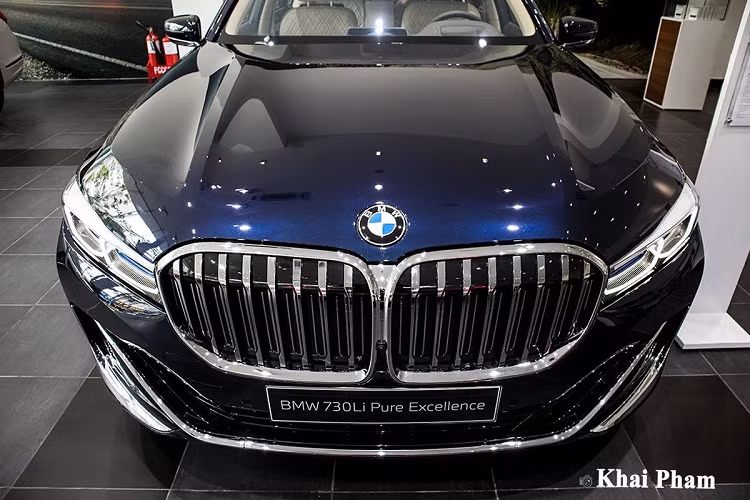 Trong số này, BMW 730Li Pure Excellence 2020 là phiên bản tầm trung của dòng sedan hạng sang cỡ lớn đến từ Đức. So với bản M Sport tiêu chuẩn, BMW 730Li hiện đại hơn với nhiều trang bị tiên tiến và sở hữu ngoại thất mang dáng dấp "đàn anh" 740Li Pure Excellence.