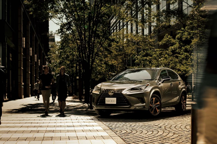 Lexus ra mat NX va UX phien ban mau “cuc doc”